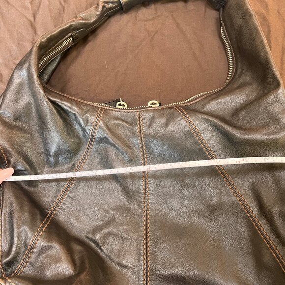 Authentic Tod's Shoulder Hobo Bag in Soft Brown Leather with contrast stitching - Picture 13 of 14